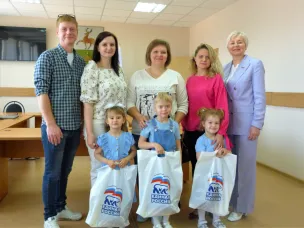 В администрации наградили победителей конкурса рисунков «Мое счастливое детство!»